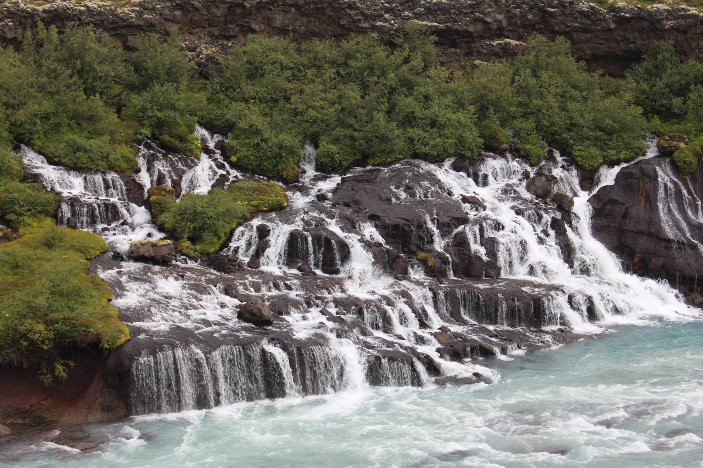 Islande, cascades Hraunfossar