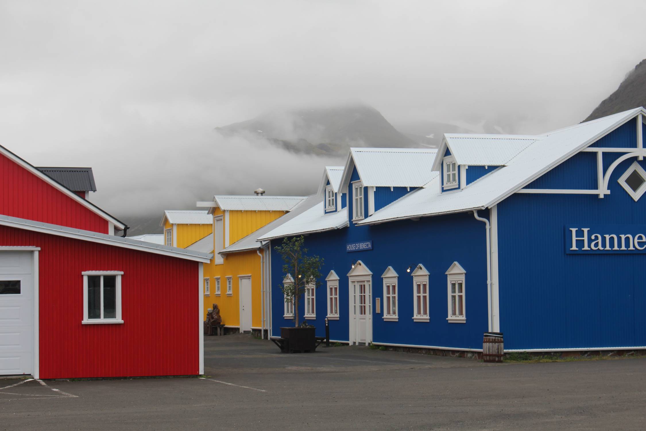 Islande, Siglufjördur, bâtiments colorés