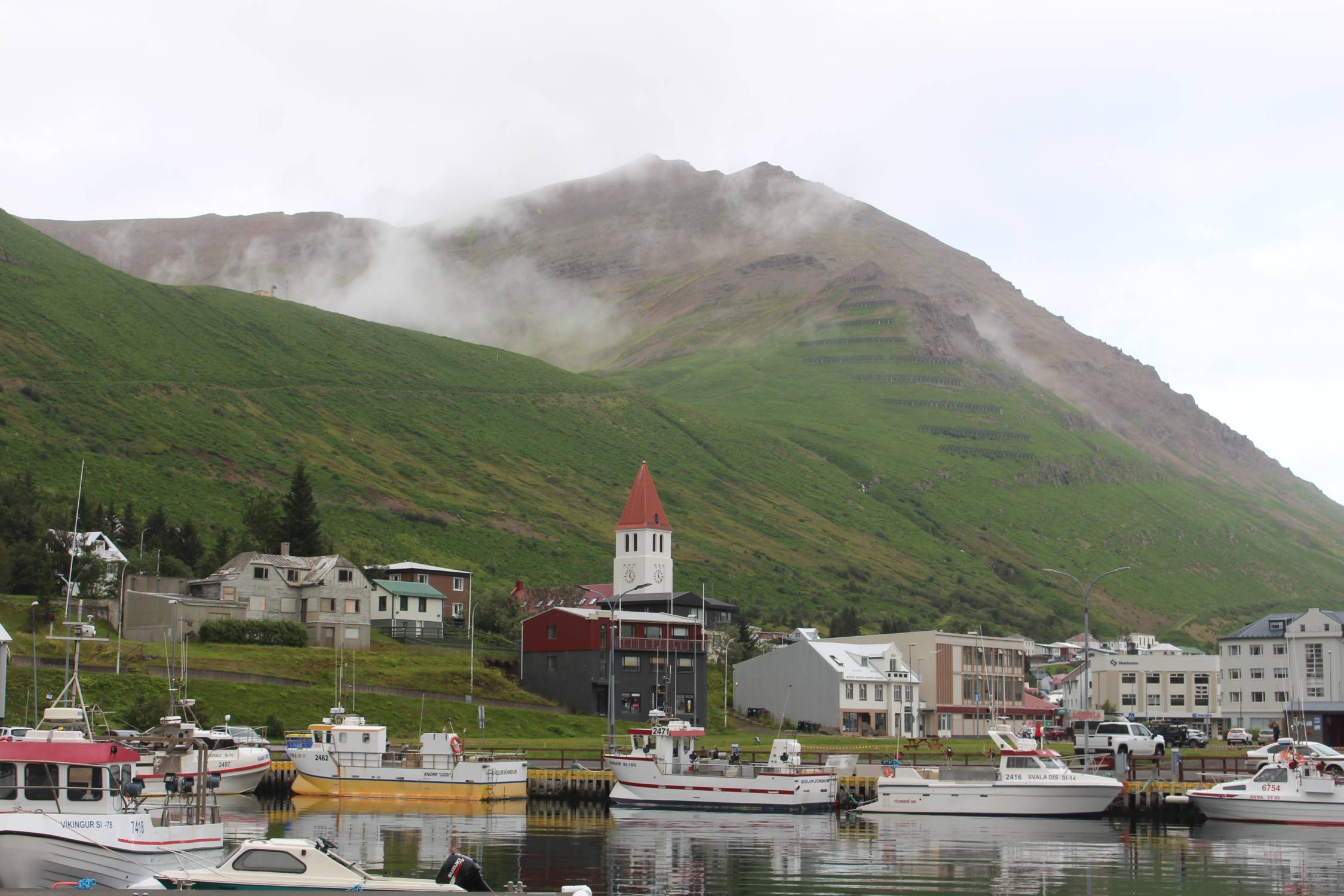 Islande, Siglufjördur, paysage, église