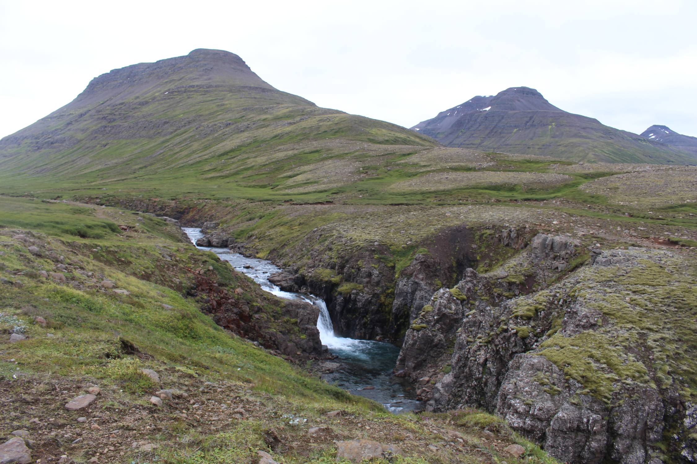 Islande, Mjoifjördur, cascades