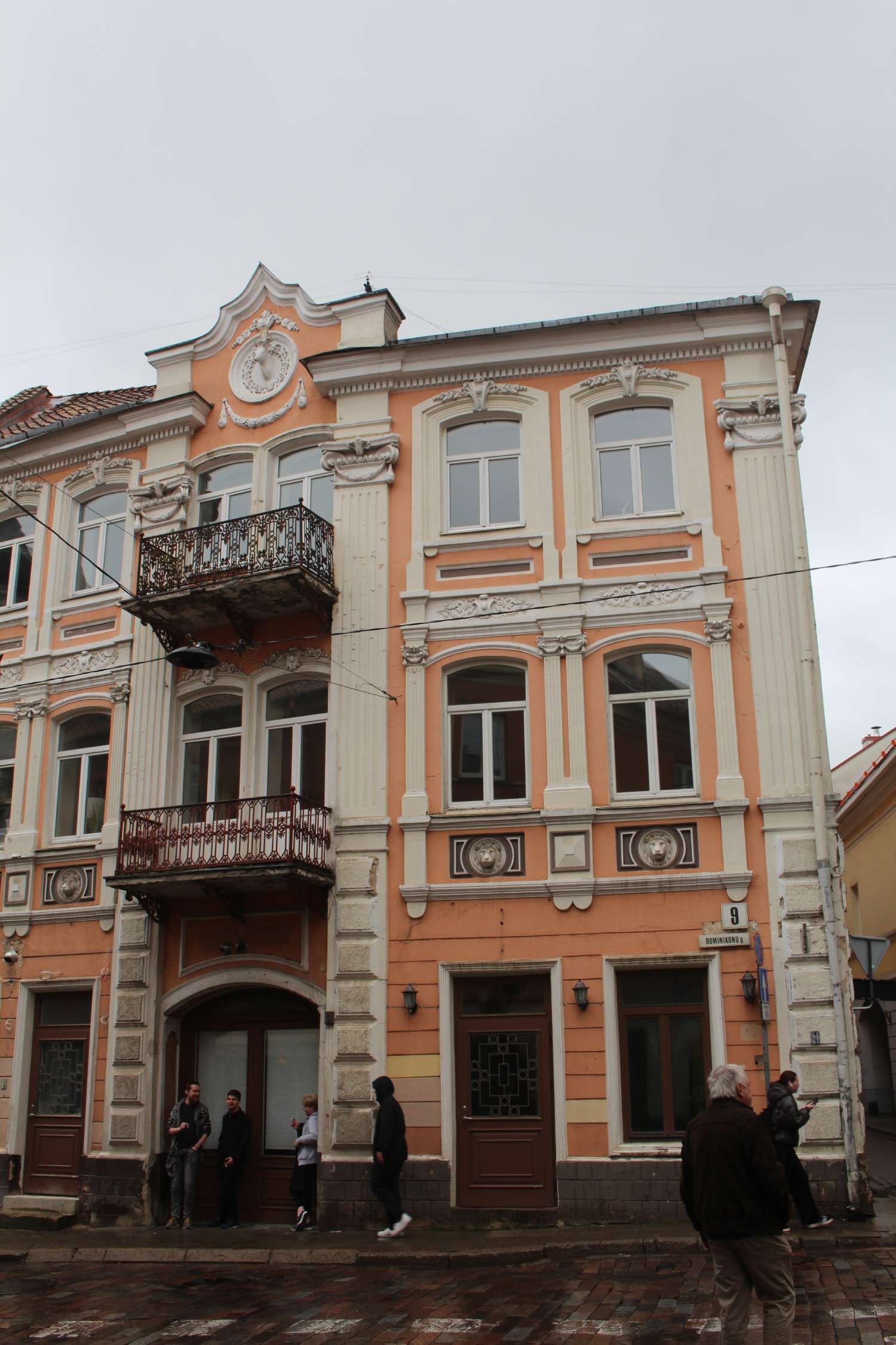 Vilnius, façade colorée rue Dominikony