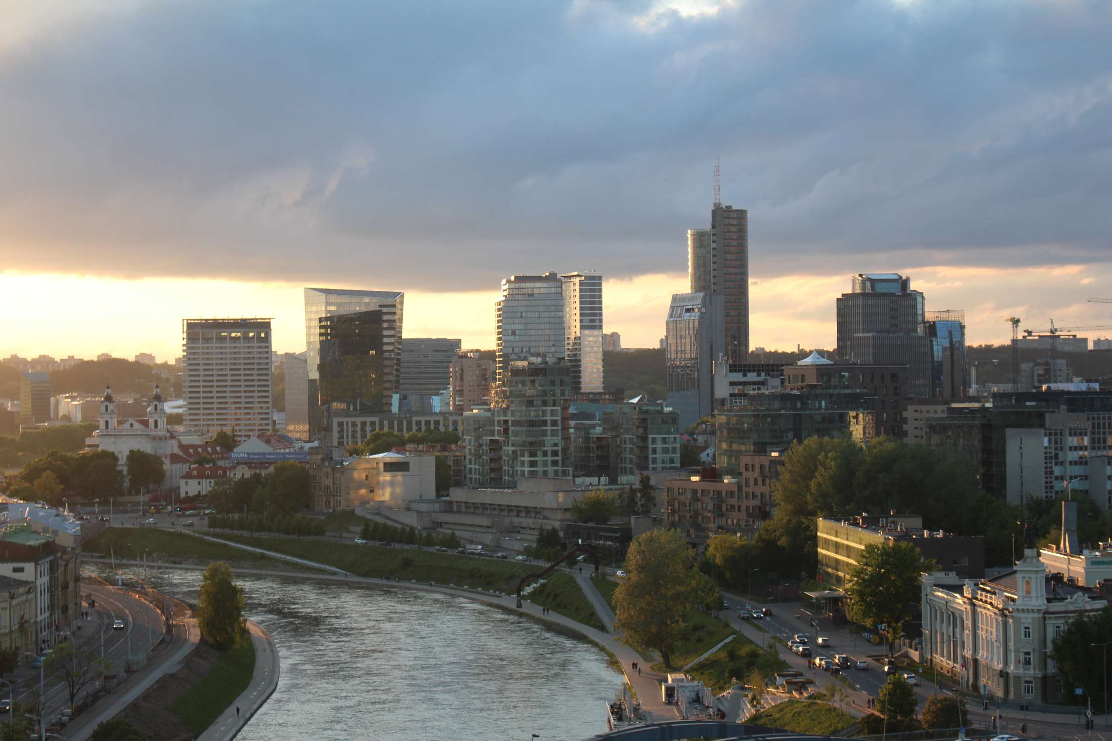 Vilnius, tours modernes, soir