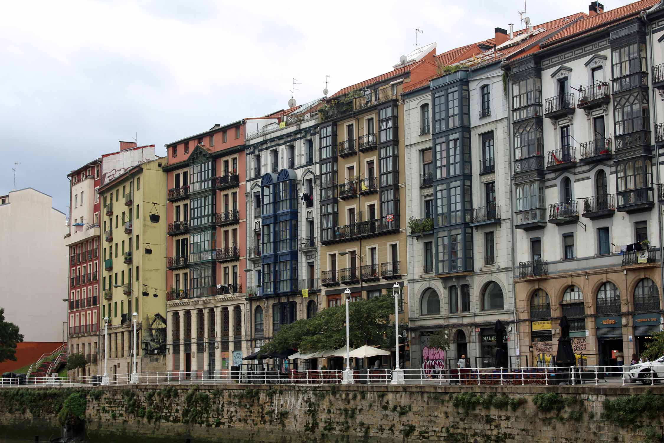 Bilbao, riviere Nervion, façades