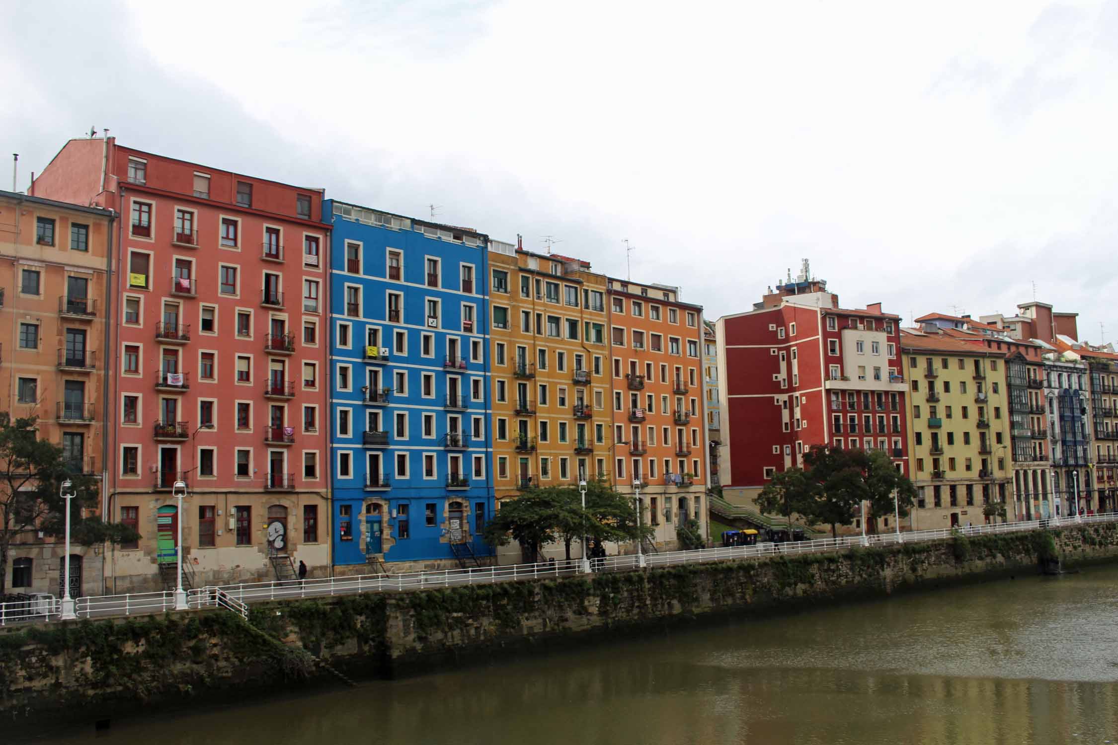 Bilbao, riviere Nervion, façades colorées