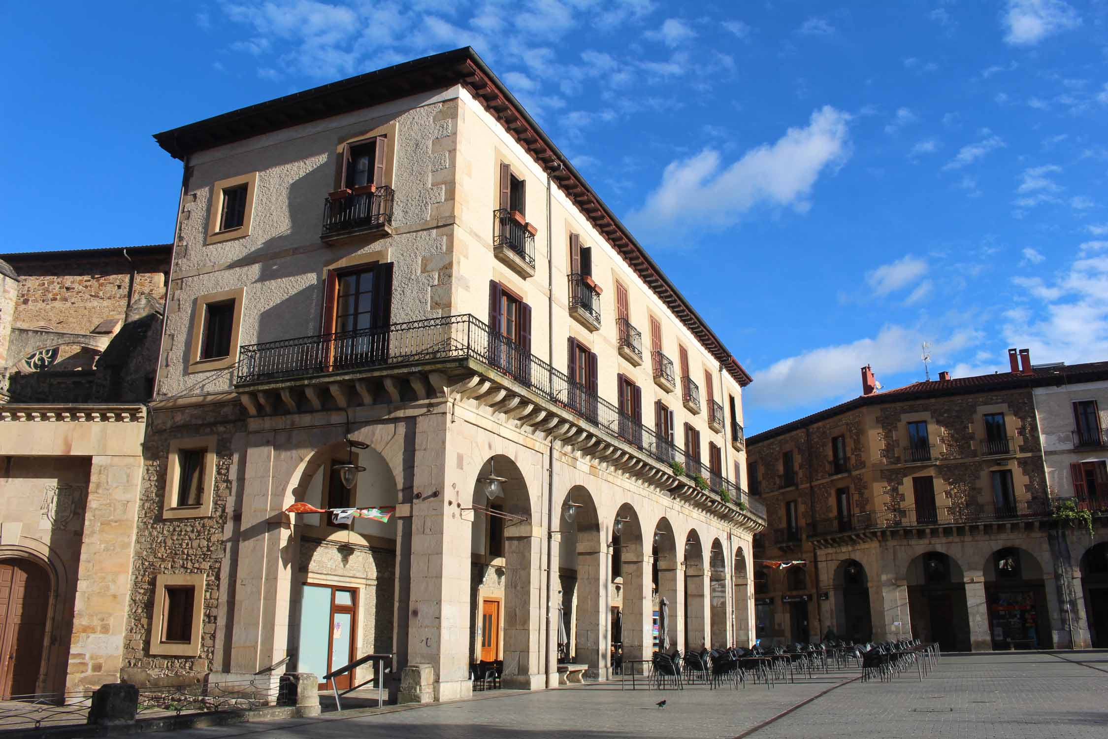 Ognate, place de los Fueros, arcades