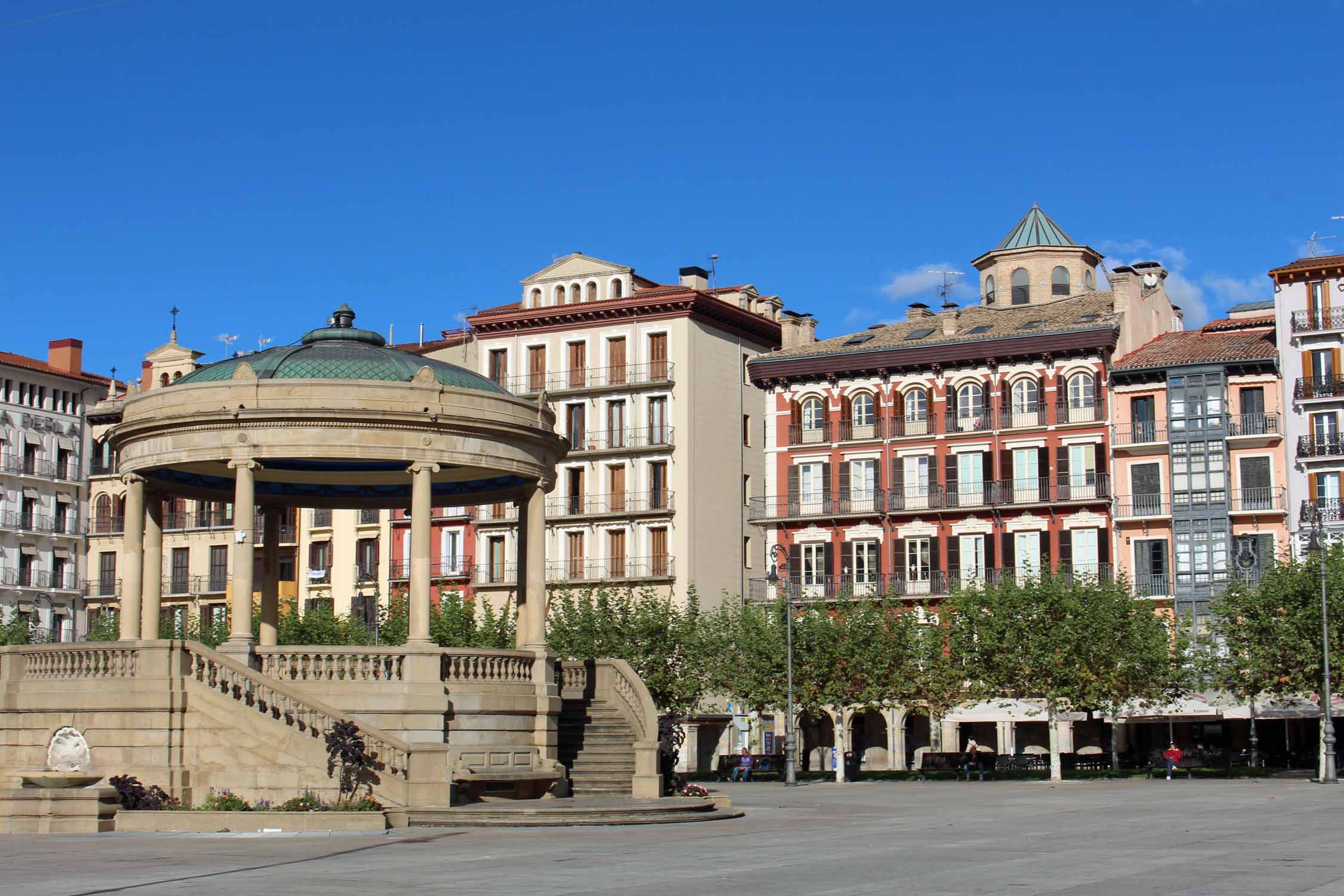 Pampelune, place des Castillo, kiosque