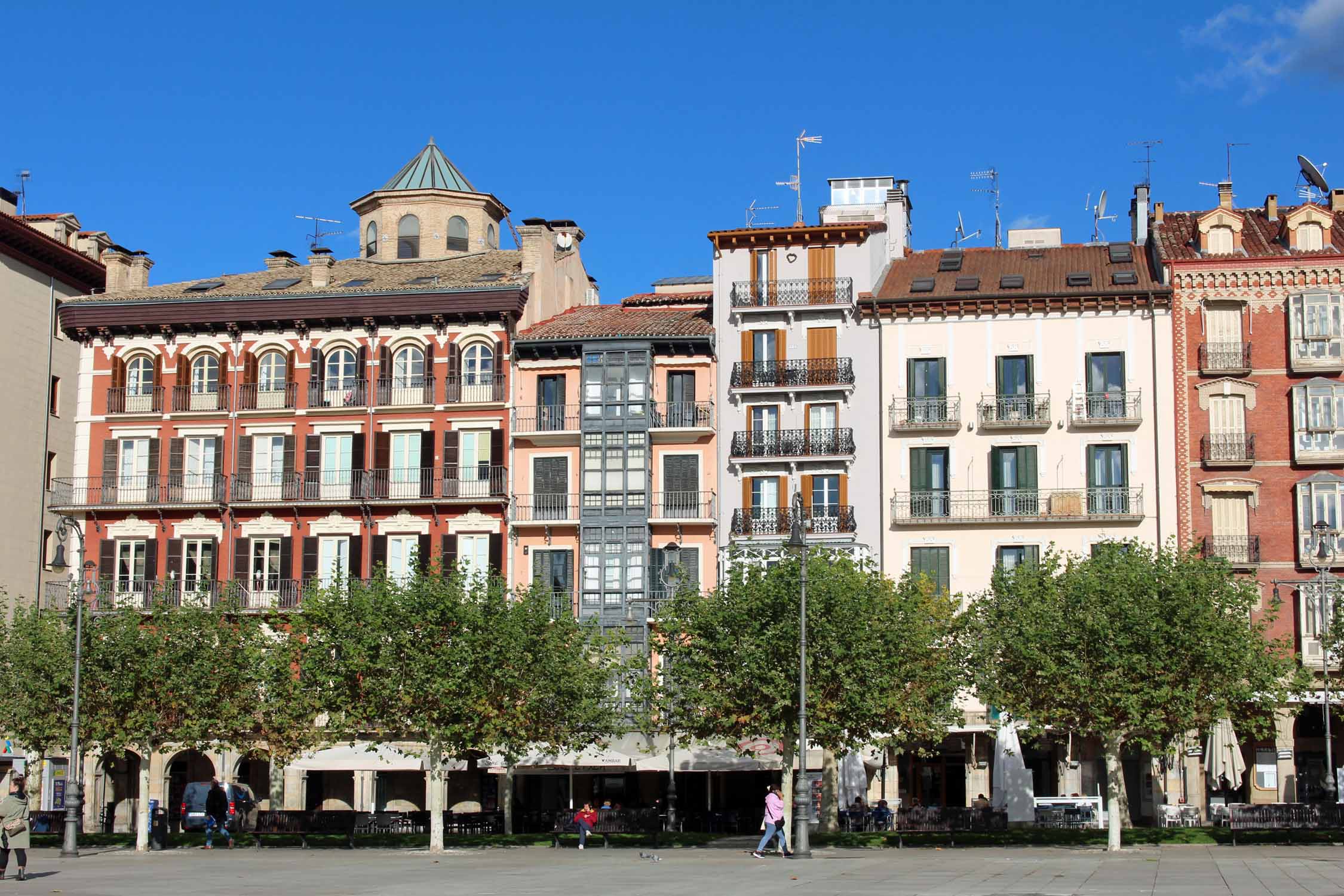 Pampelune, place des Castillo, façades colorées