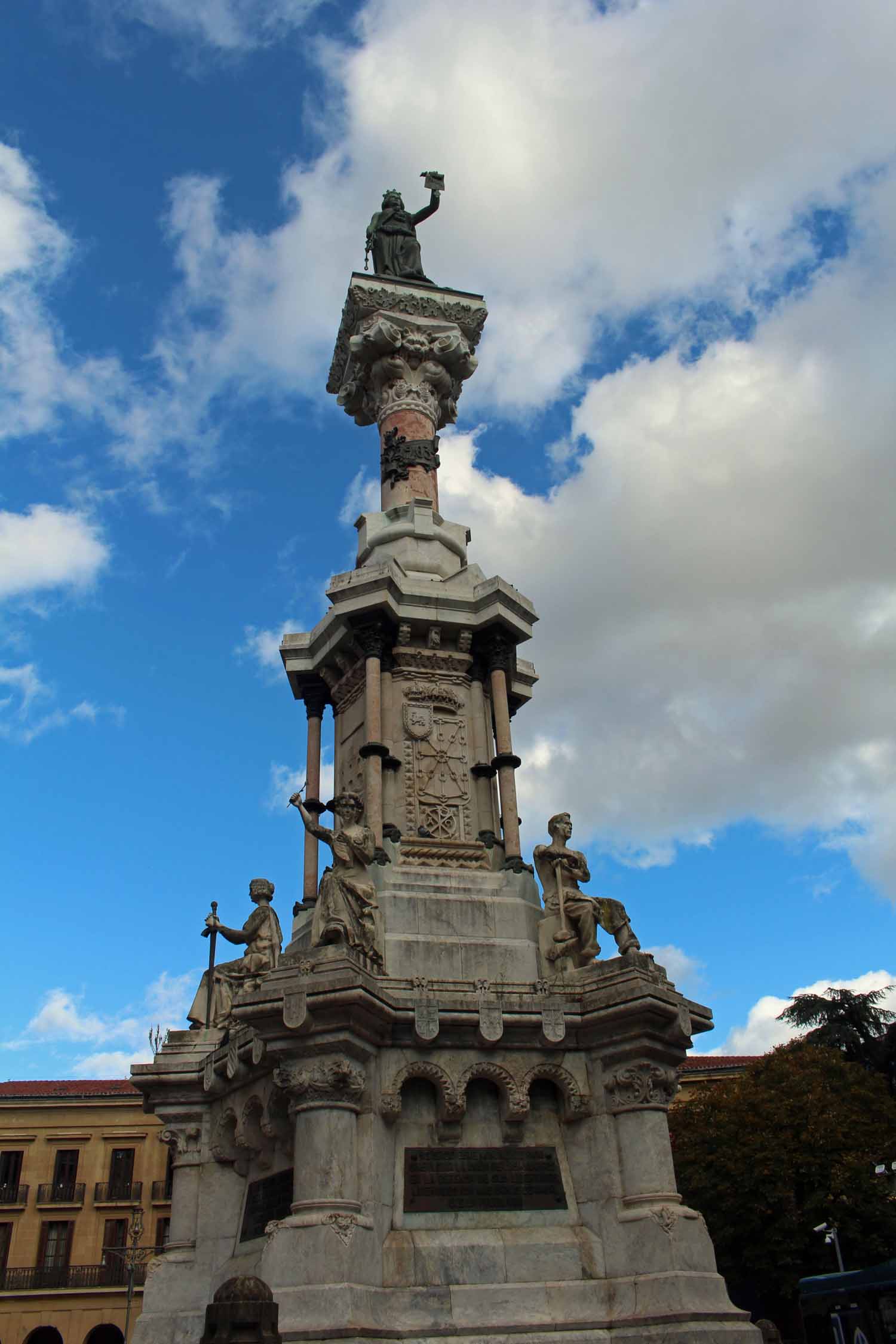 Pampelune, monument a los Fueros