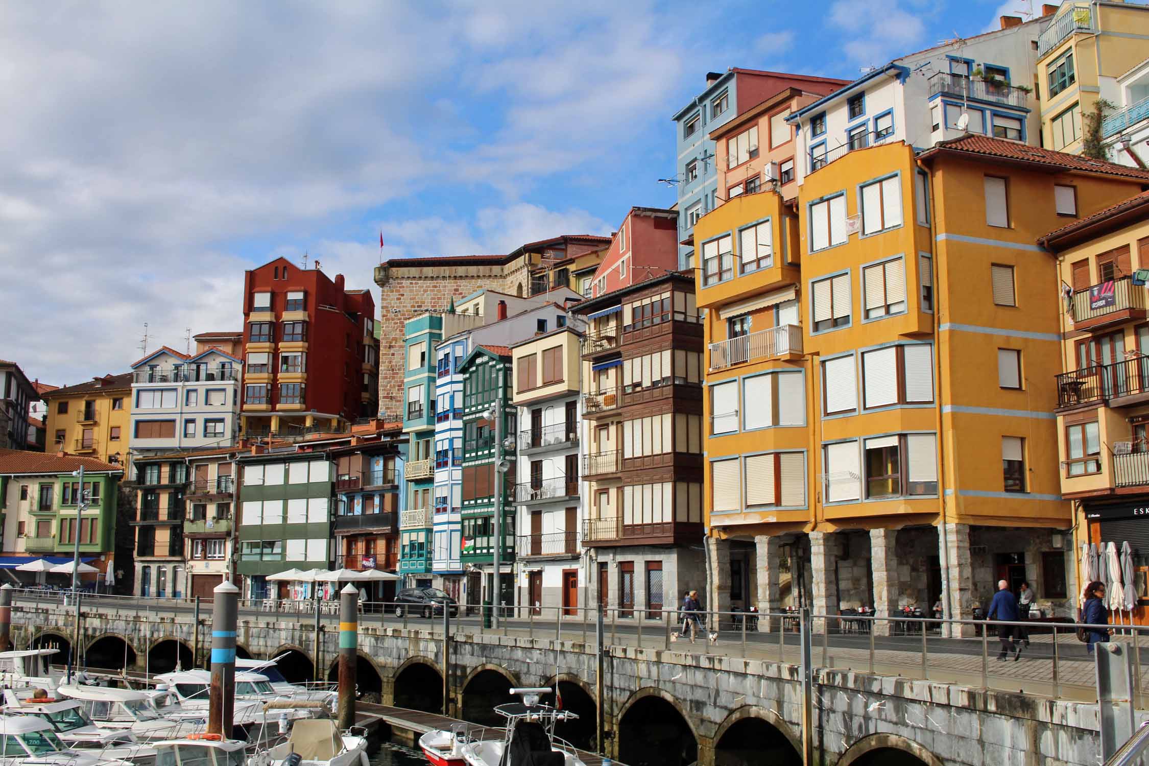 Bermeo, port, façades colorées