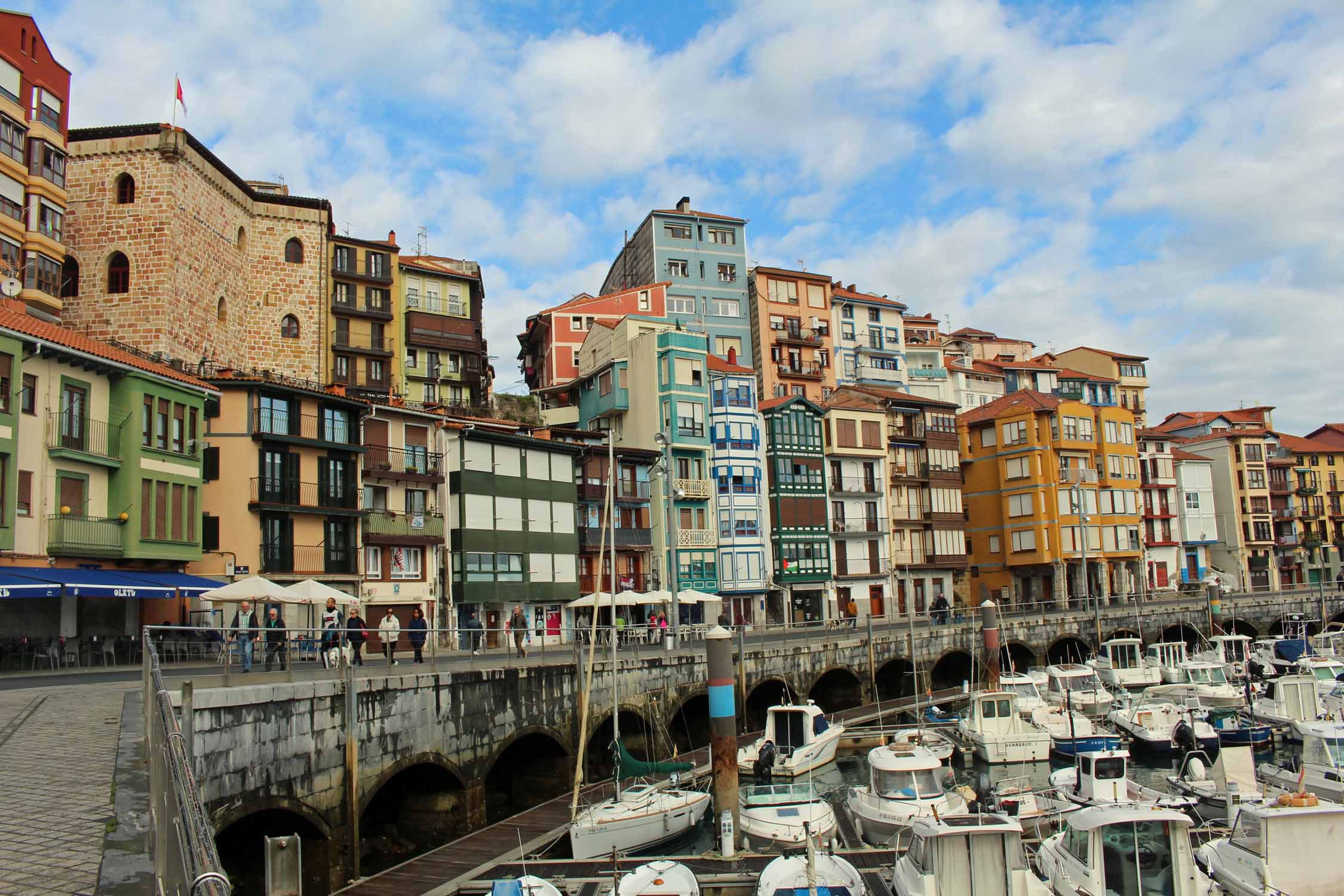 Bermeo, bateaux, façades colorées