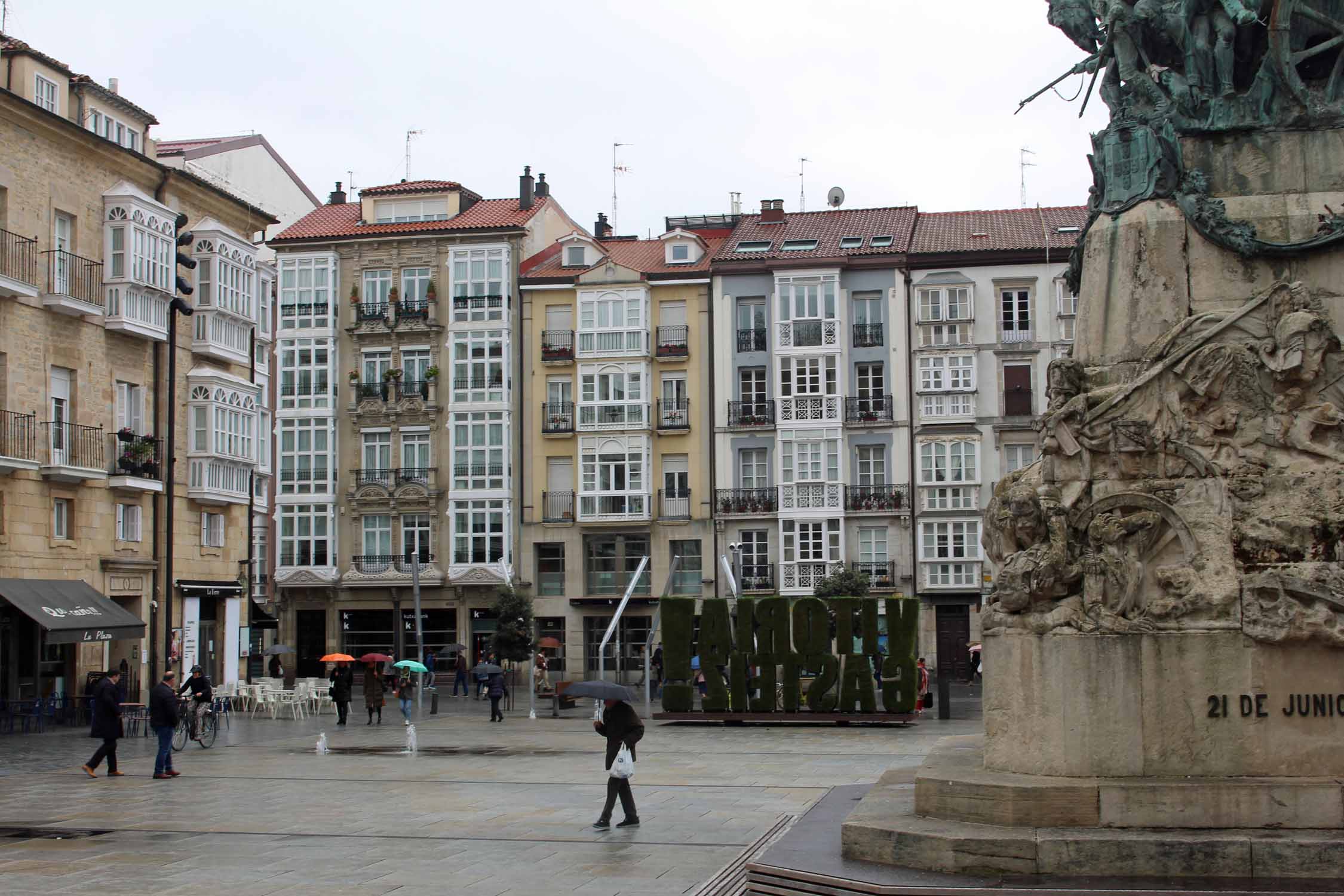 Vitoria-Gasteiz, place Virgen Blanca, galeries vitrées