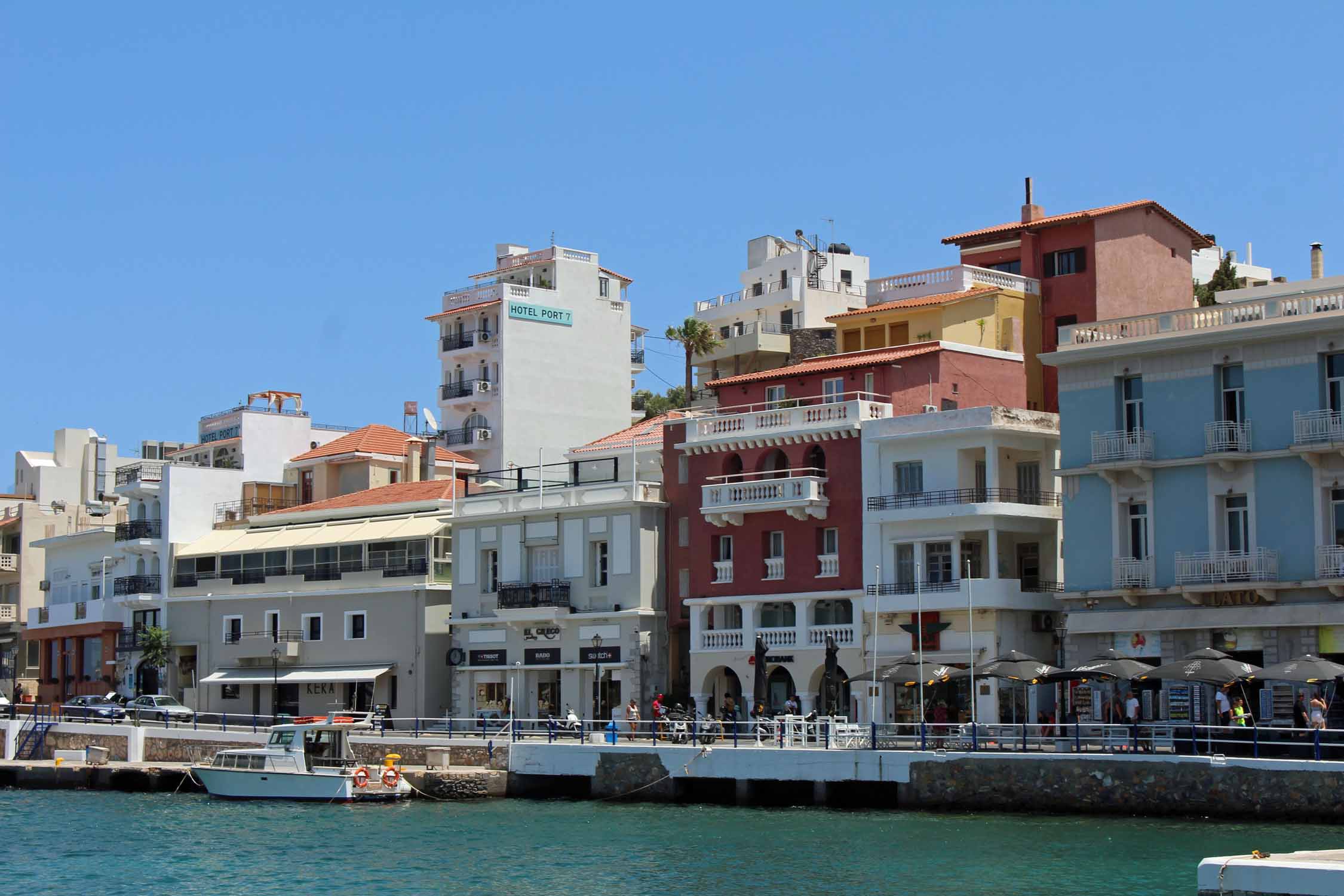 Crète, Agios Nikolaos, quai, maisons colorées