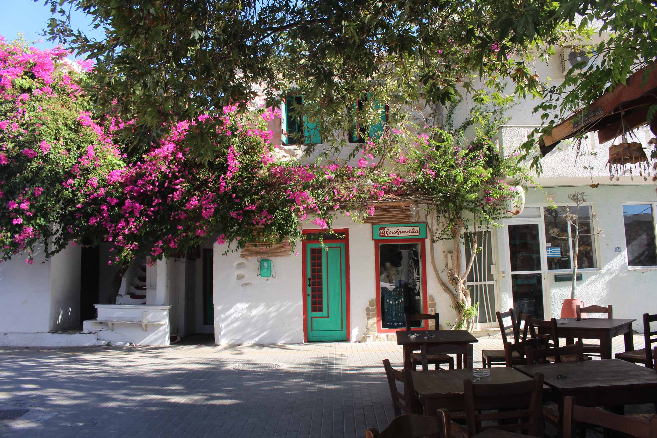 Crète, Myrtos, rue colorée