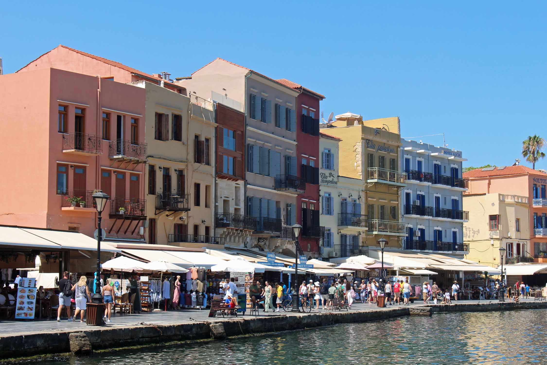 Crète, La Canée, vieux port, maisons colorées