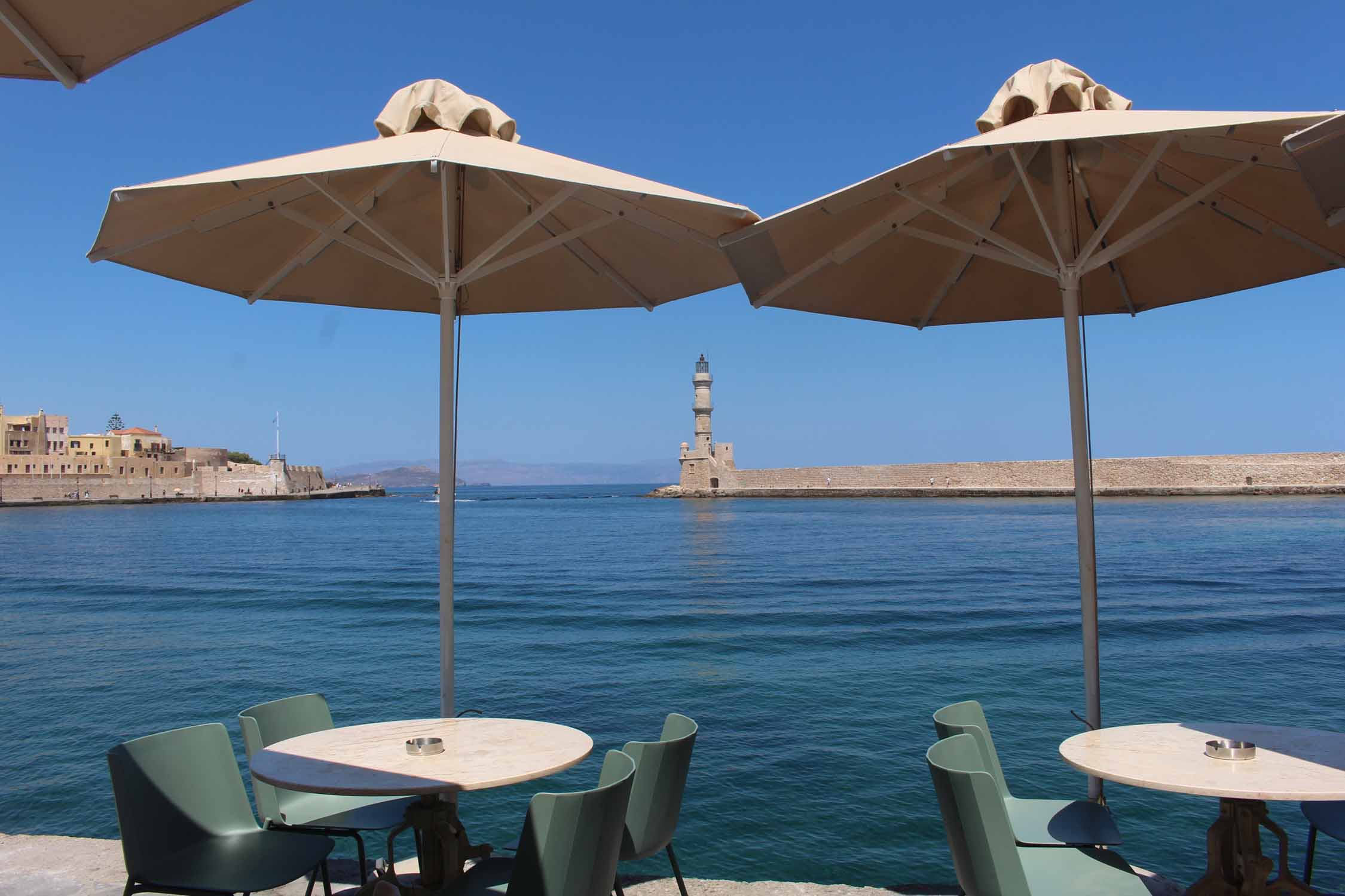 Crète, La Canée, vieux port, parasol, phare