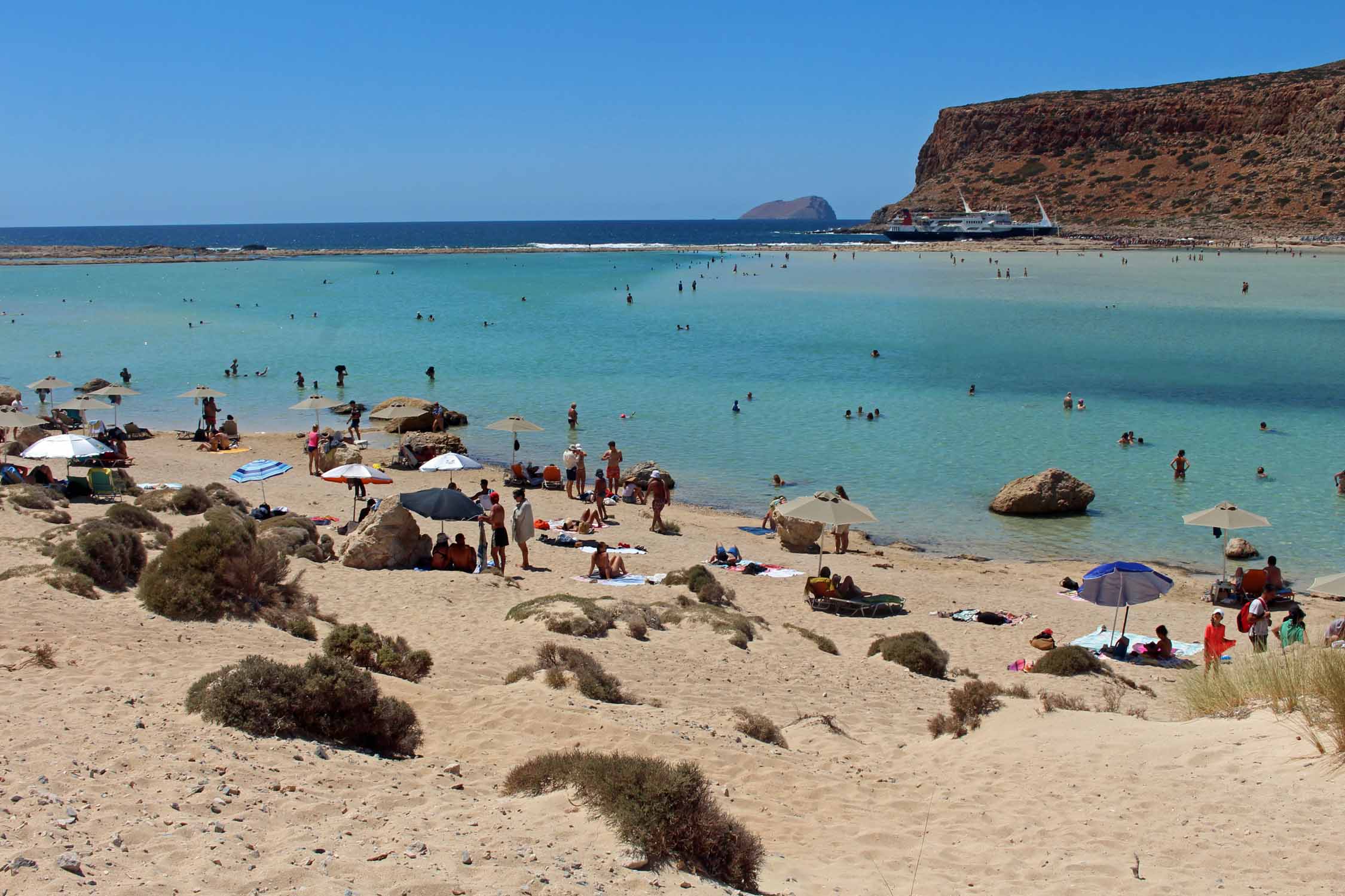 Crète, Balos, parasols, mer turquoise