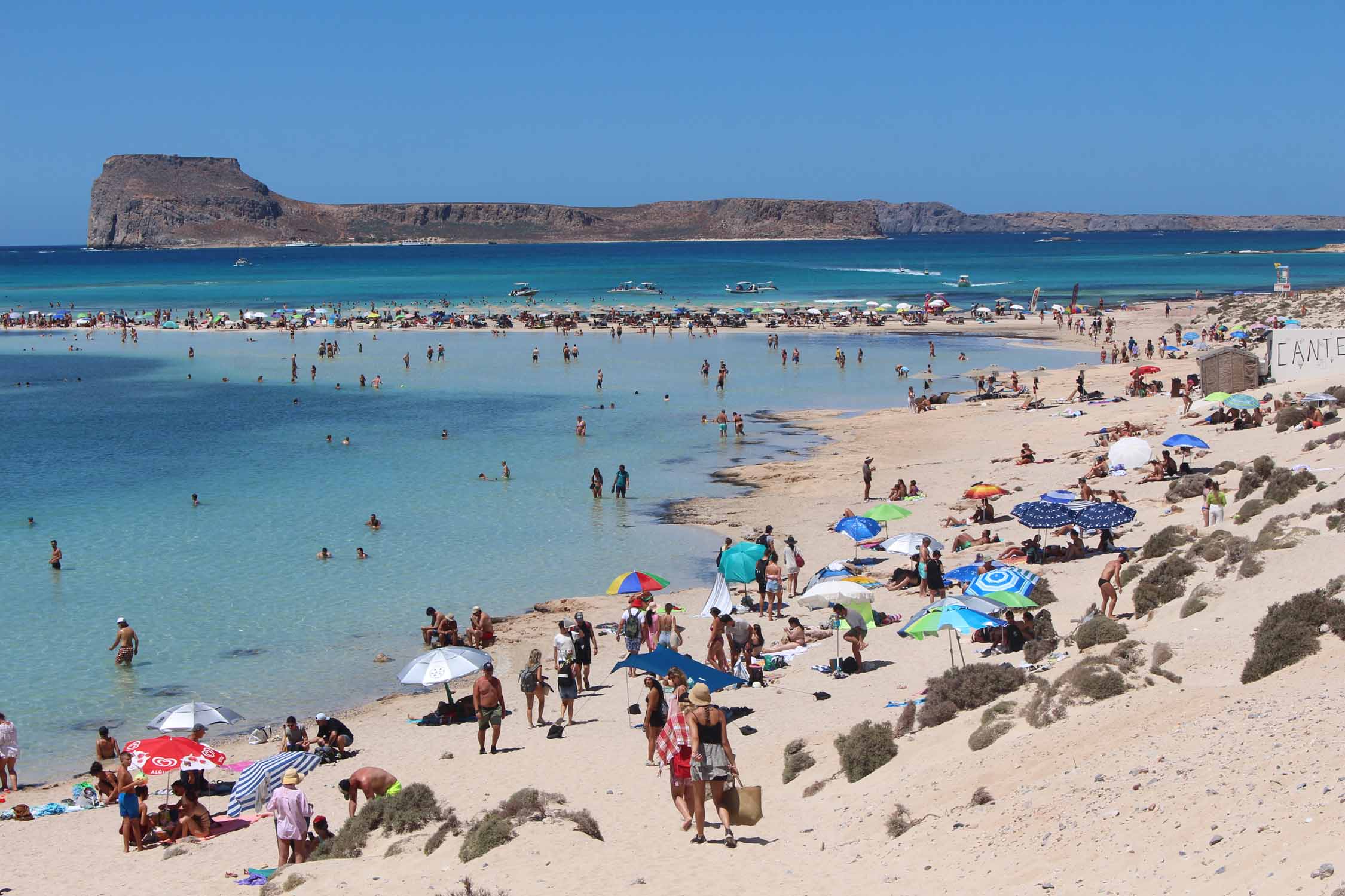 Crète, île de Balos, parasols