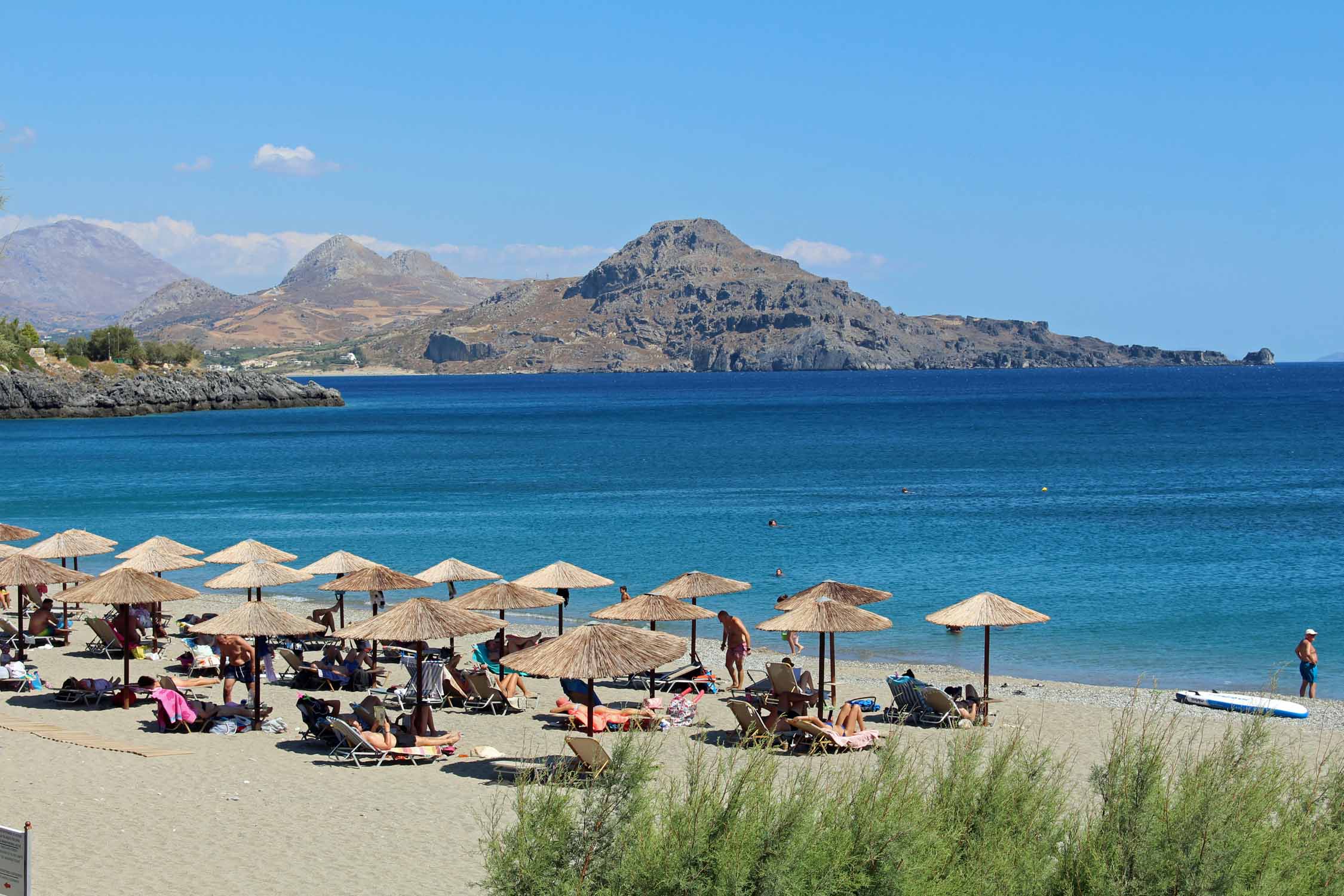 Crète, plage de Souda, parasols