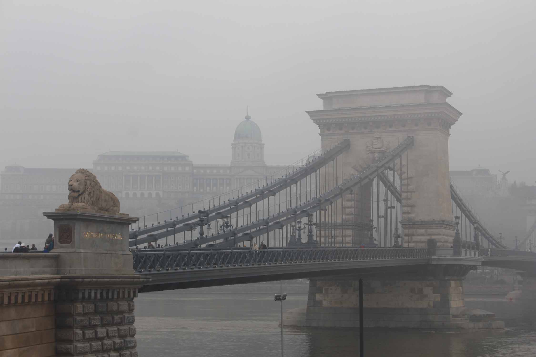 Budapest, Pont aux Chaînes, brouillard