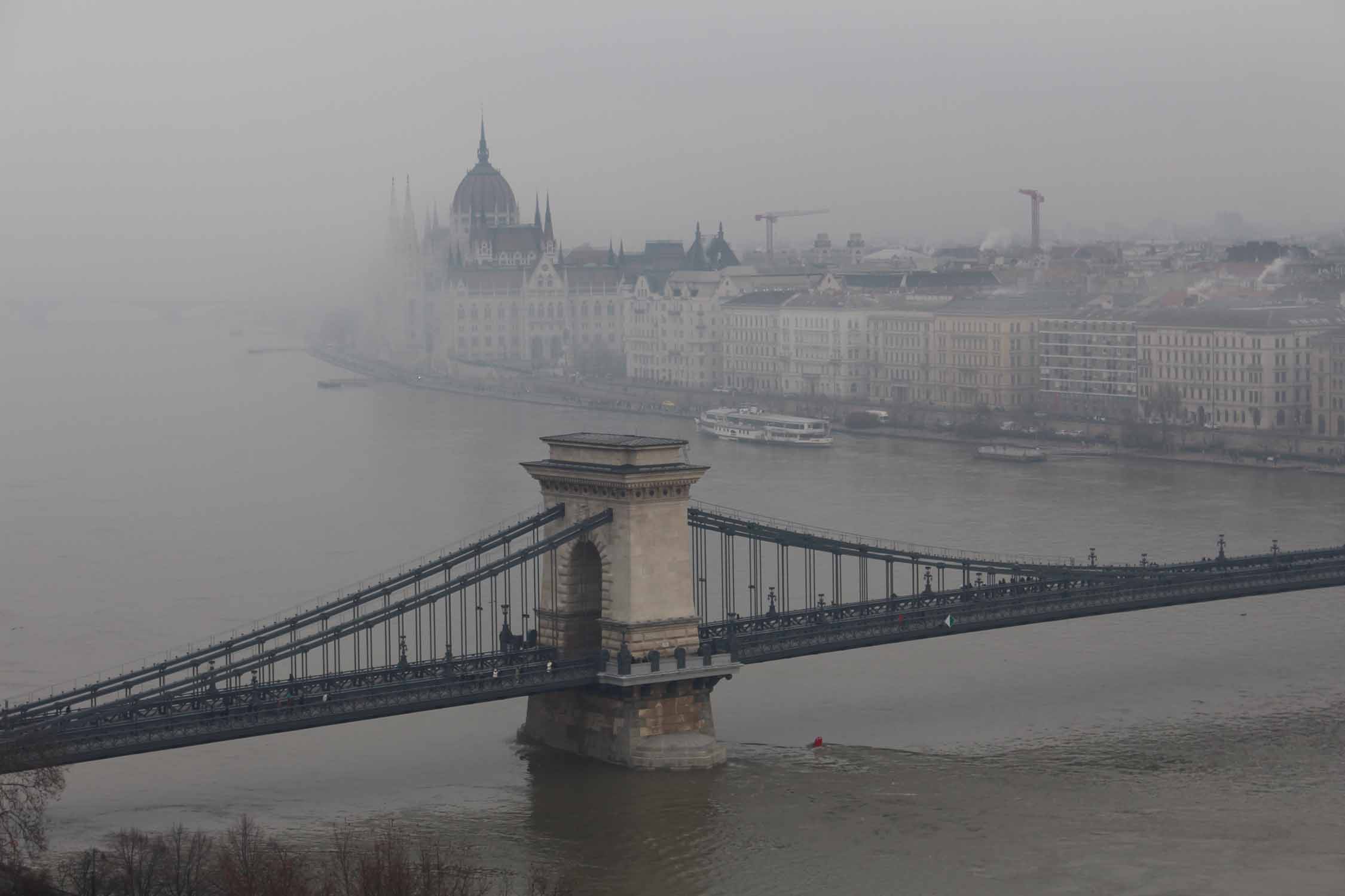 Budapest, Pont aux Chaînes, Parlement