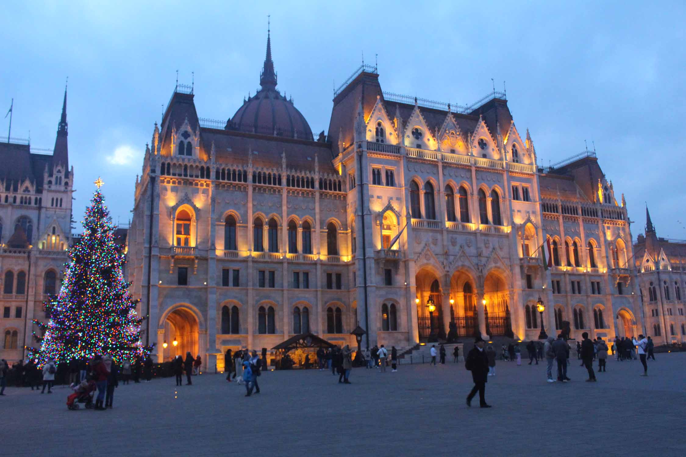 Budapest, Parlement, façades, nuit