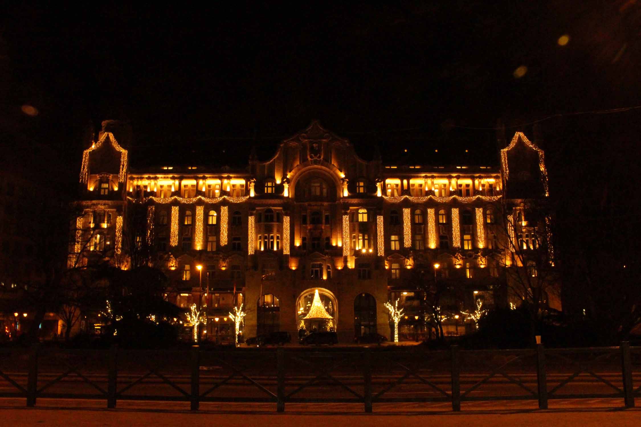 Budapest, palais Gresham, nuit