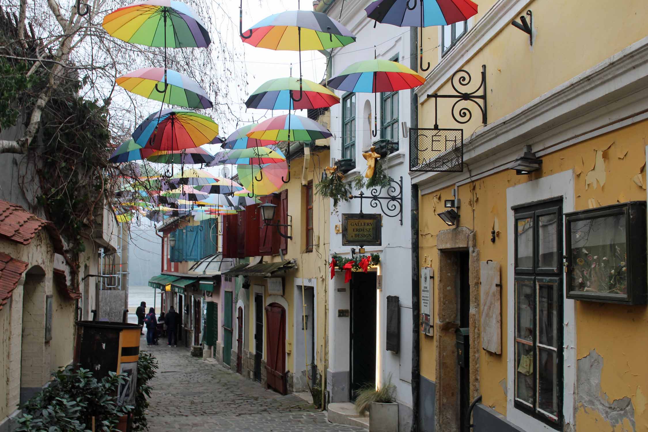 Szentendre, rue Gorog, parapluie