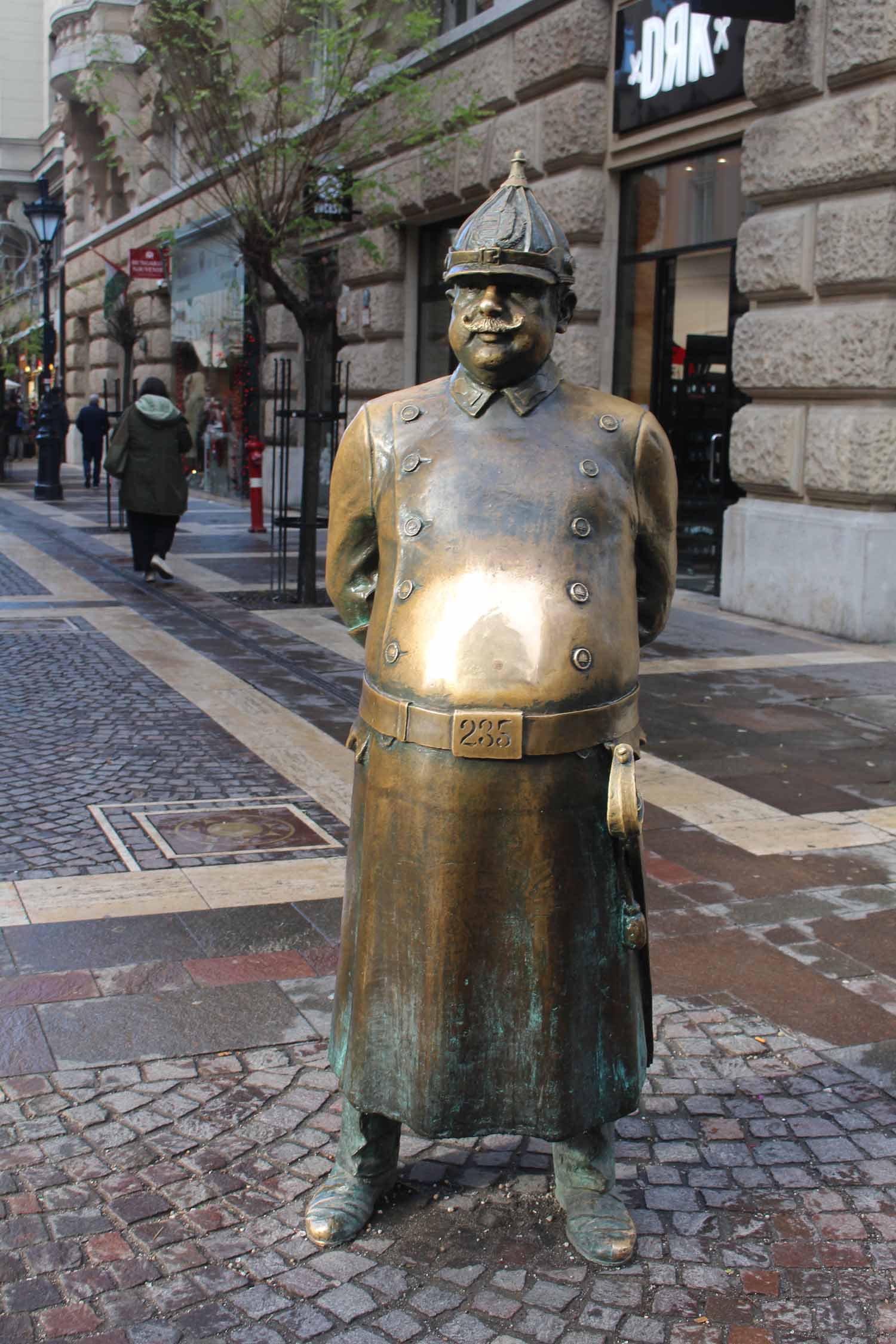 Budapest, statue Rendor Szobor