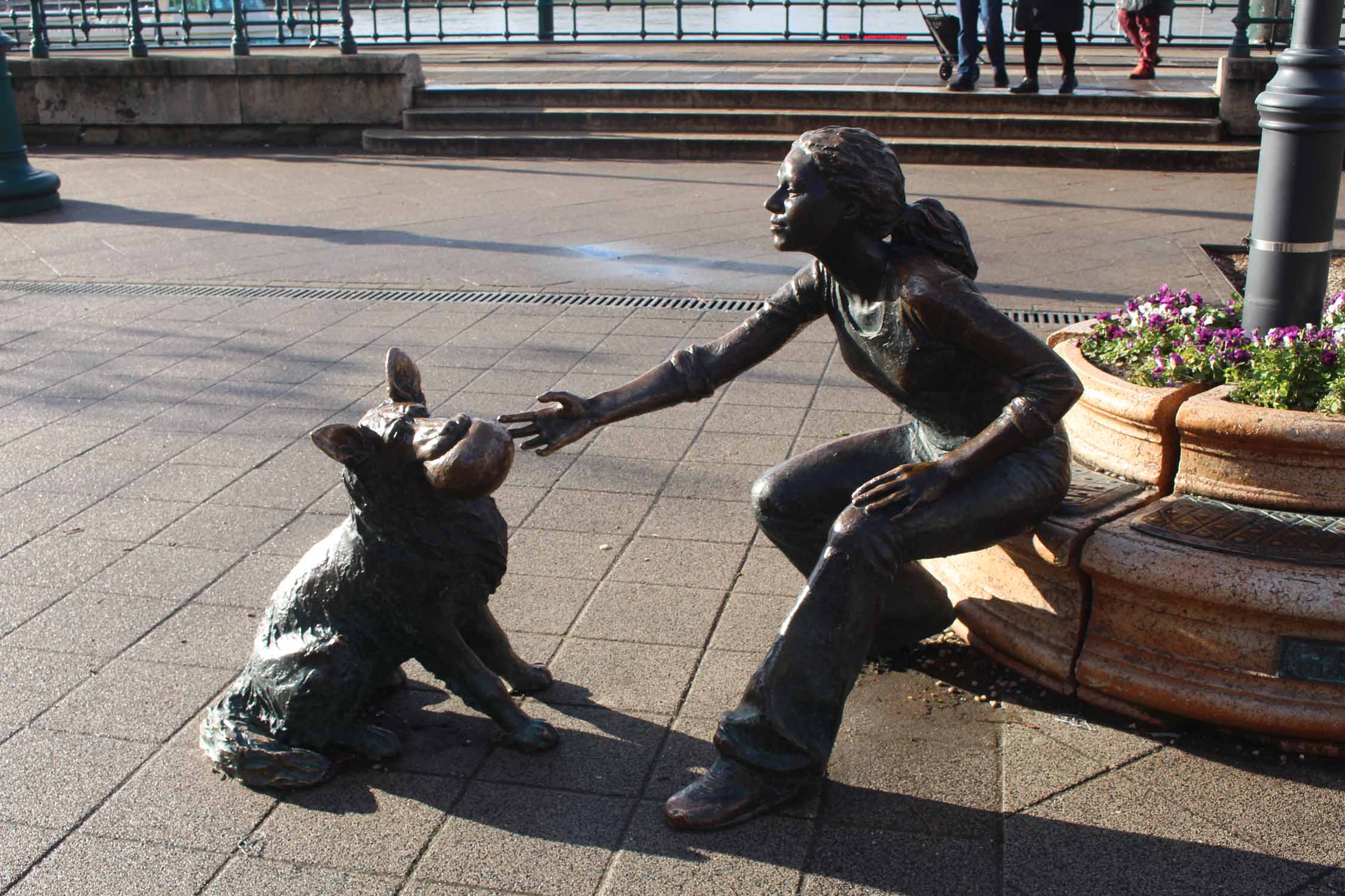 Budapest, statue Fille avec son chien