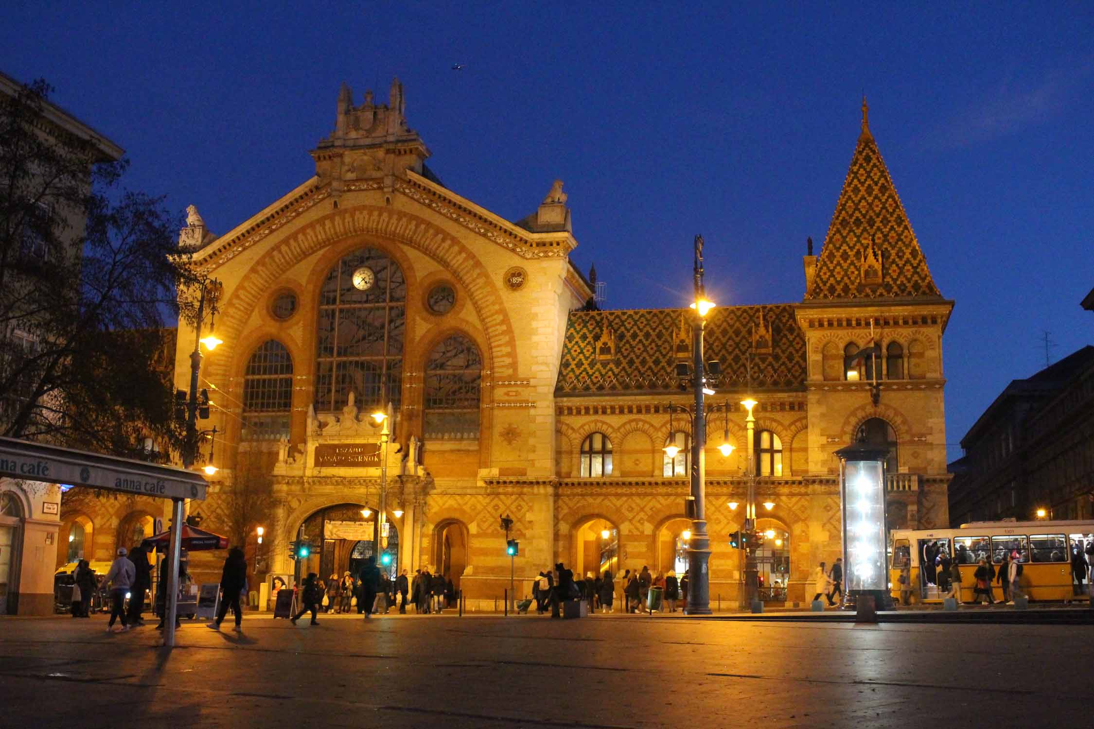 Budapest, marché central, nuit