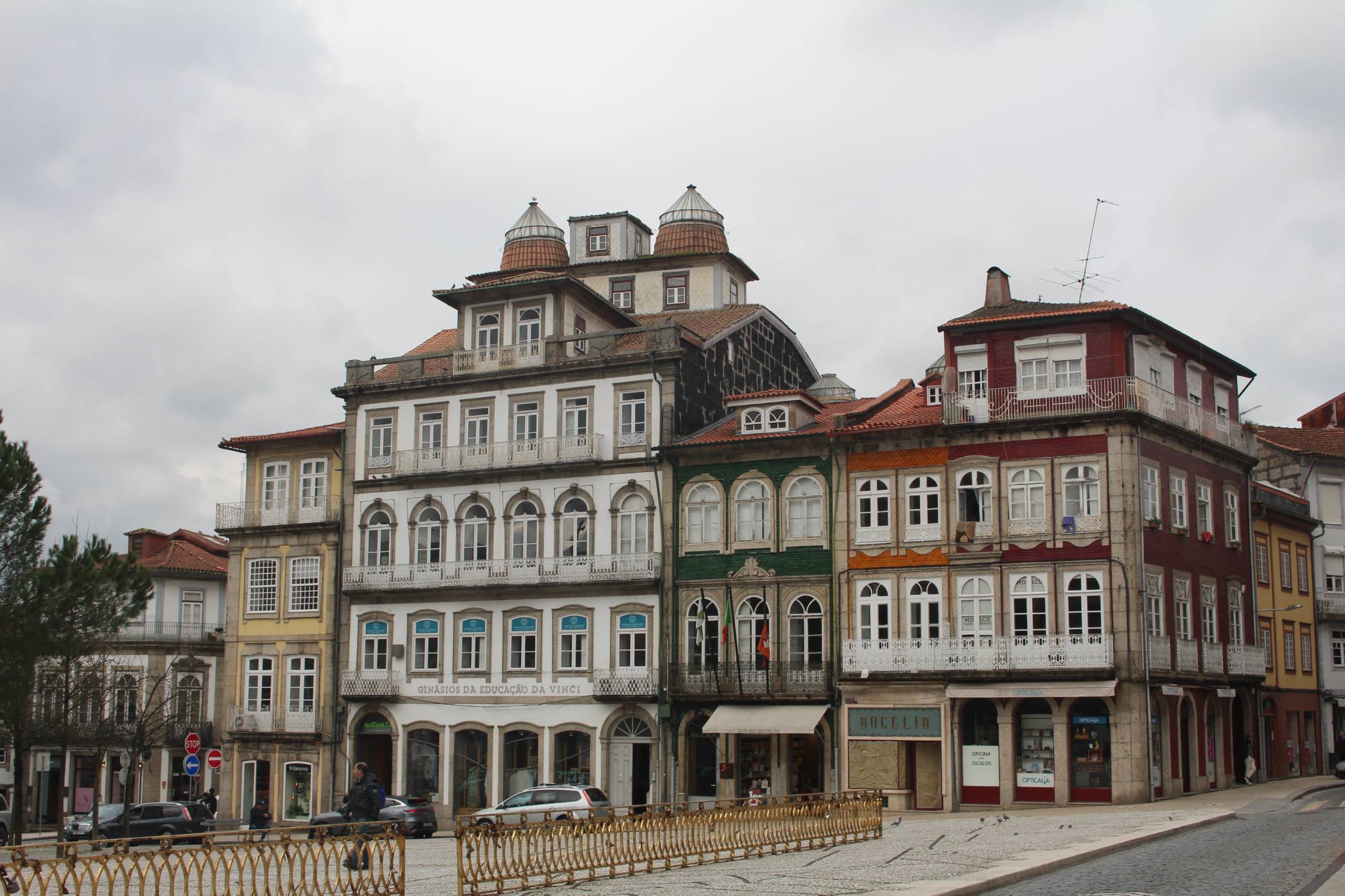 Guimarães, place Toural, bâtiments colorés