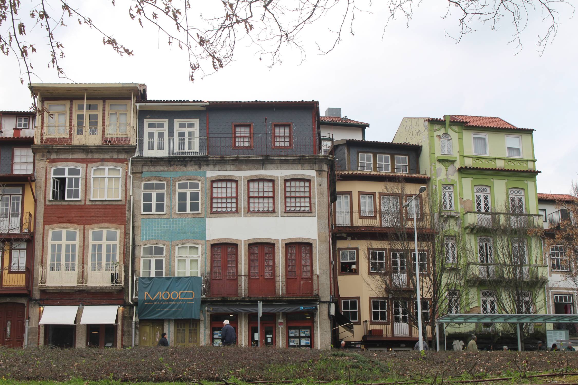 Guimarães, place Toural, maisons colorées