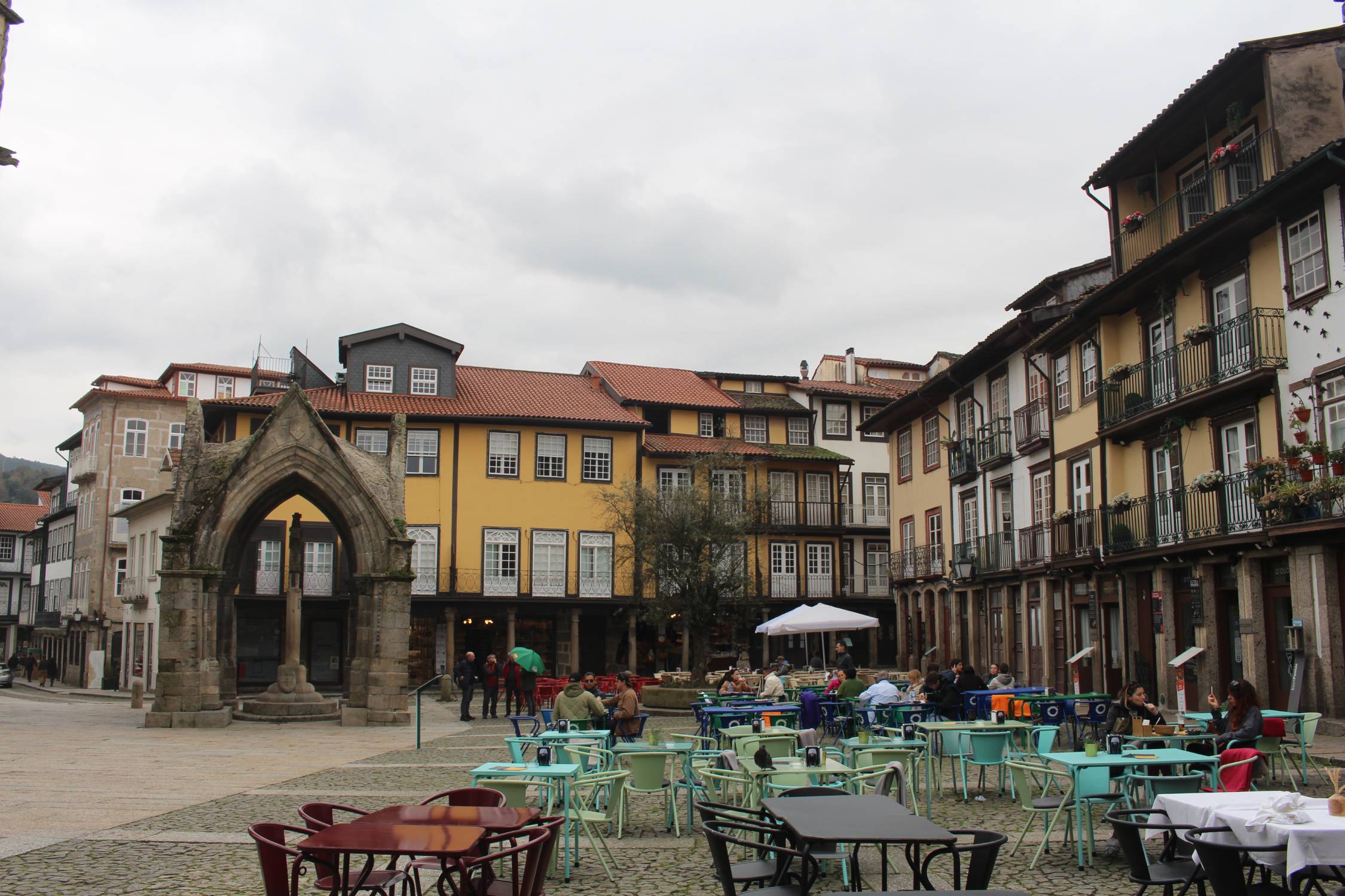 Guimarães, largo da Oliveira, terrasses