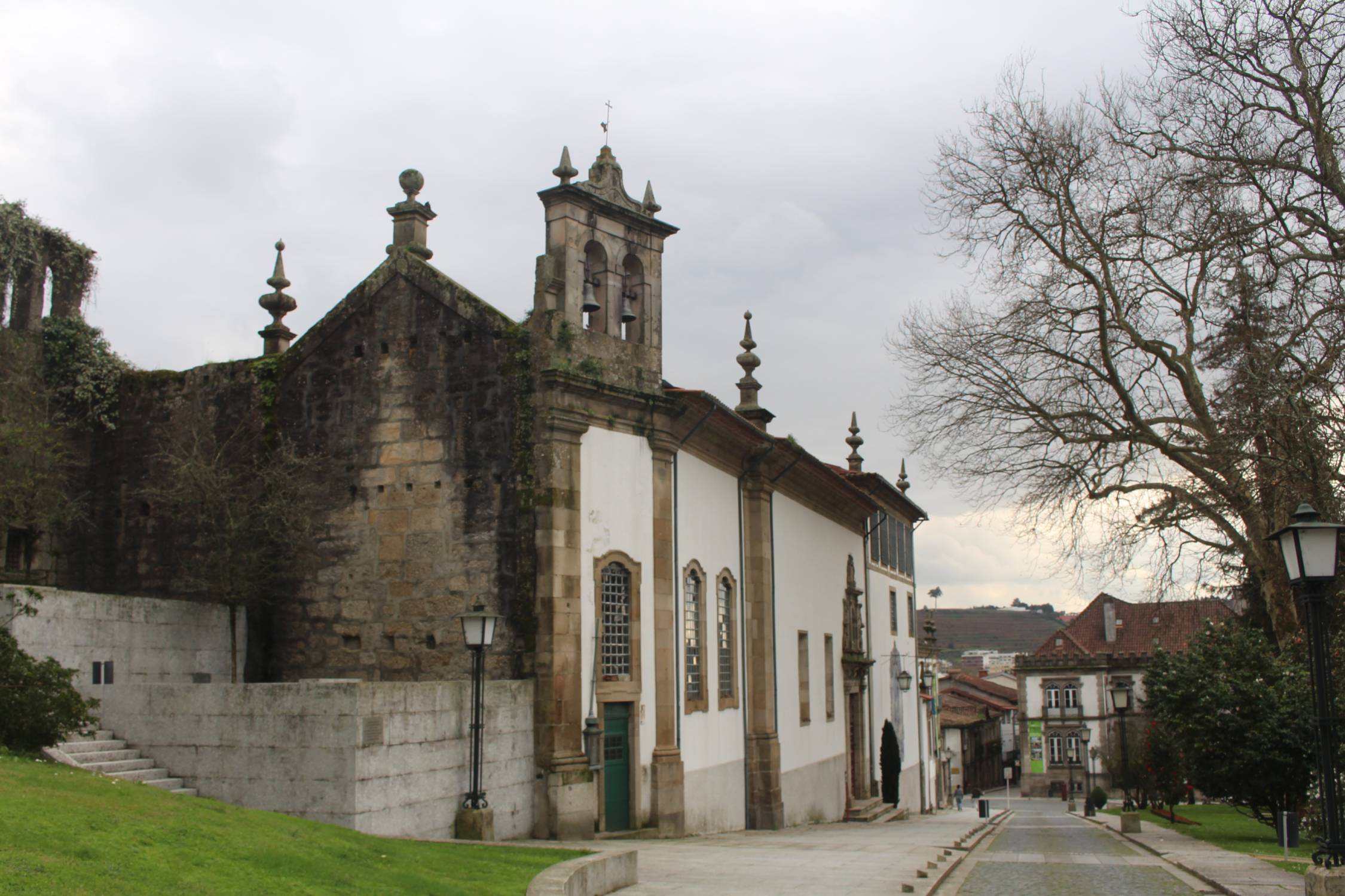 Guimarães, église Nossa Senhora do Carmo, rue