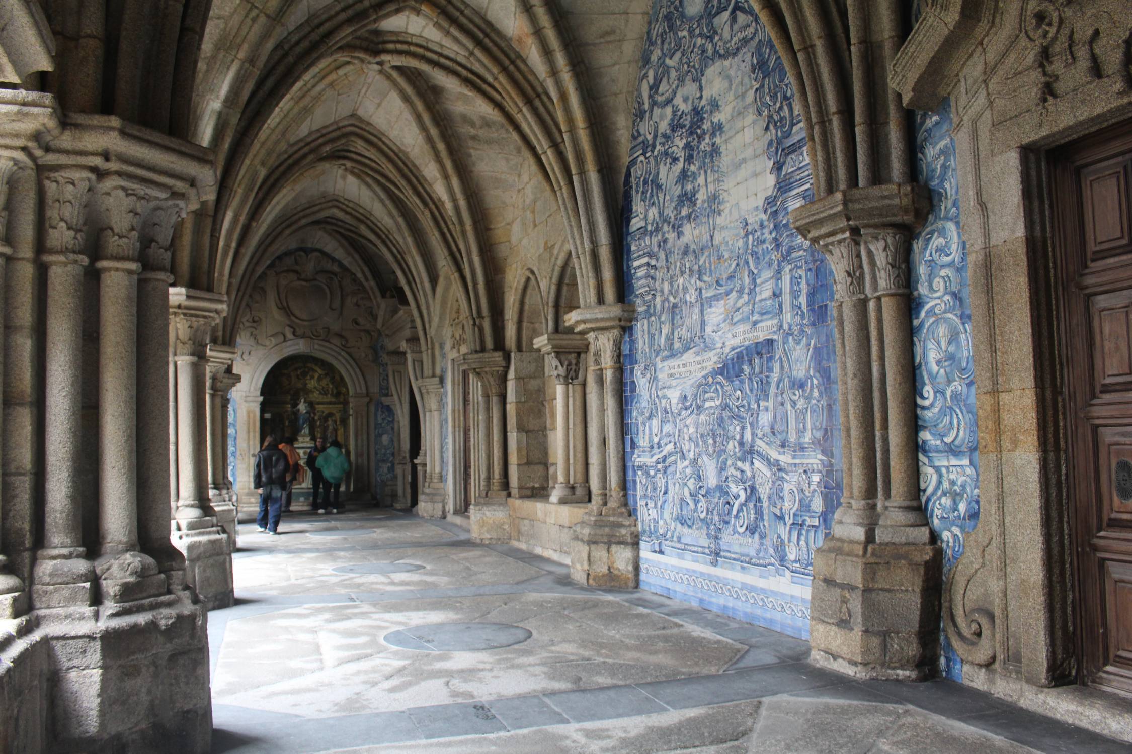 Porto, cathédrale, cloître, arcades