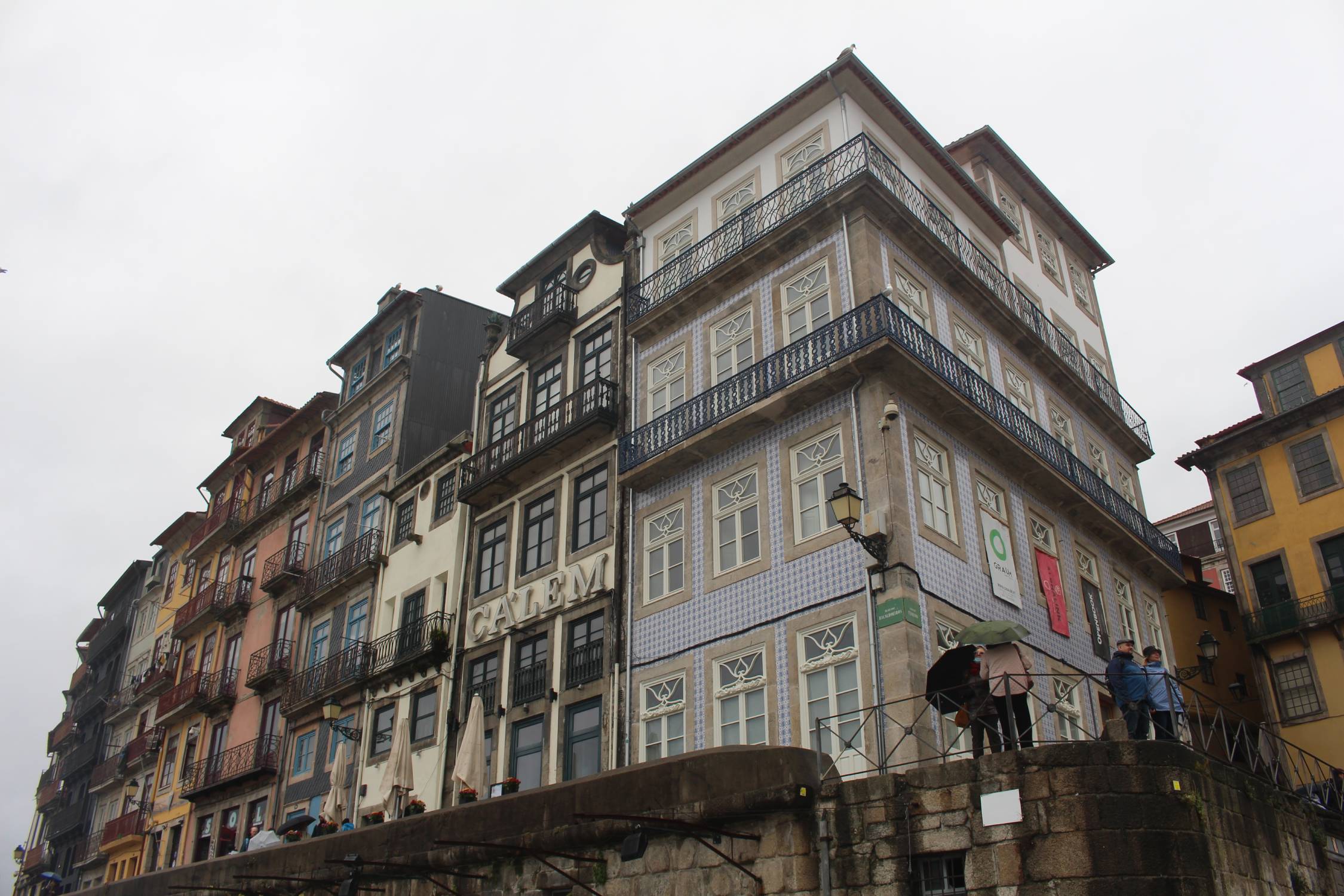 Porto, place de Terreiro, maisons colorées